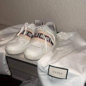 Size 6.5 such awesome shoes all my items are basically new warn about 3 times !